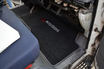 Ворсовые коврики на Mitsubishi Fuso Canter VII широкая кабина 2002 - 2017 в Мытищах