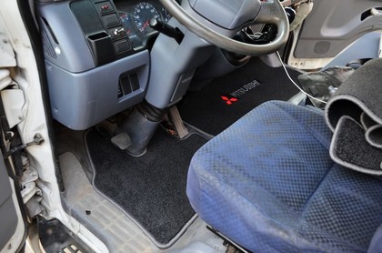 Ворсовые коврики на Mitsubishi Fuso Canter VII широкая кабина 2002 - 2017 в Мытищах